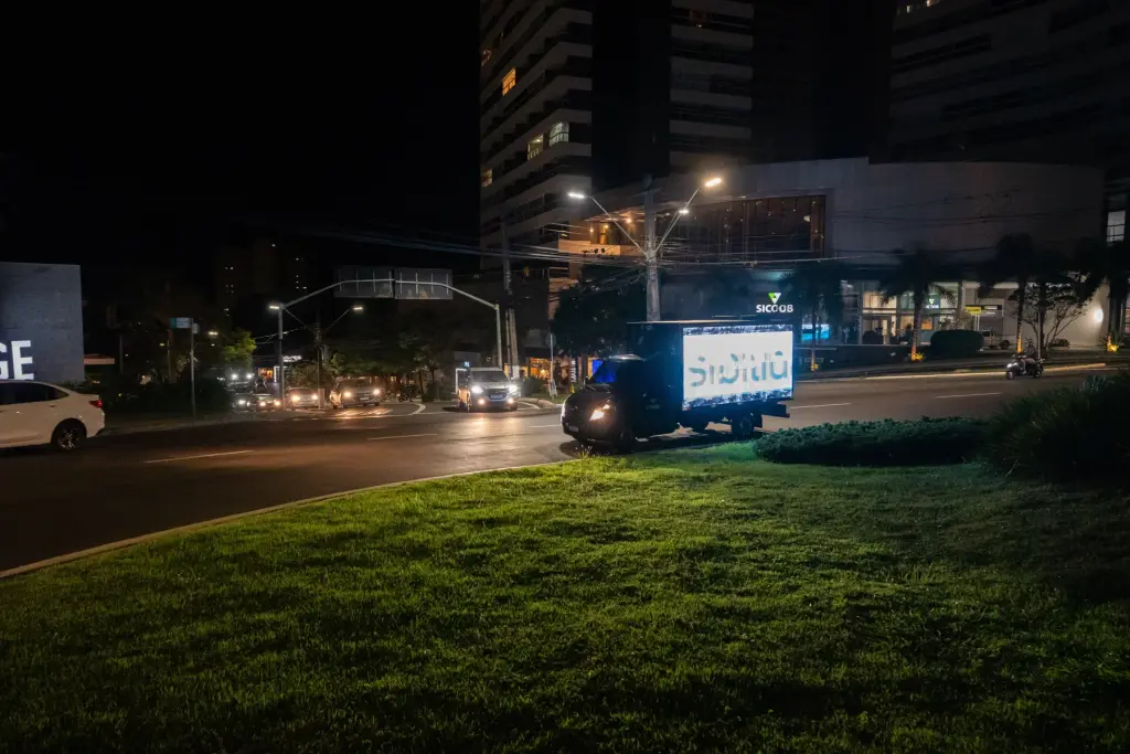 Caminhão de LED da Levium Truck circulando por uma avenida movimentada